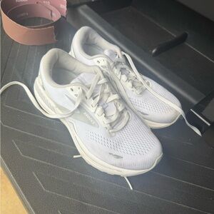 Brooks White Athletic Shoes with Cushioned Midsole